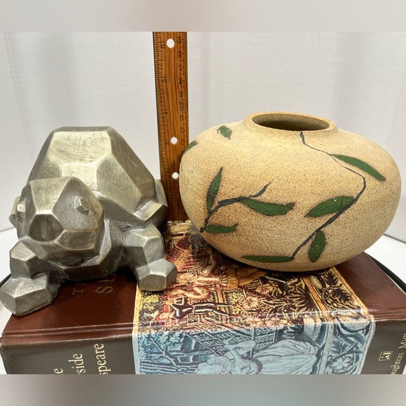 VINTAGE/HANDCRAFTED SAND ART POTTERY VASE w/LEAF PATTERN & SIGNED - Picture 6 of 10